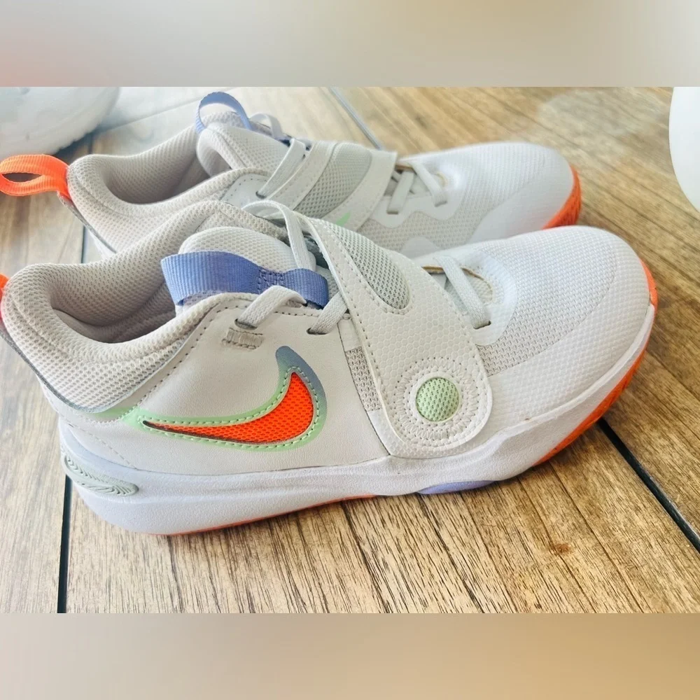 Nike Team Hustle D 11 (GS) White/Orange/Green Girl's Sneakers-Sizes 3Y like new